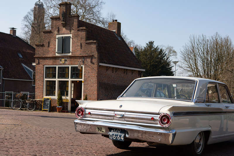 Man in oldtimer ondekt de Utrechtse vestingstad IJsselstein